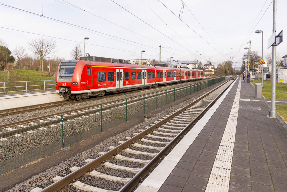 S5 Hannover - Paderborn im Steinheimer Bahnhof S5 Hannover - Paderborn im Steinheimer Bahnhof