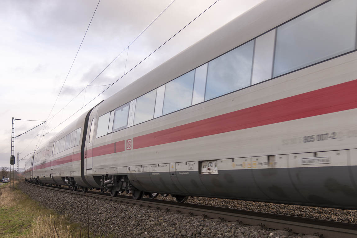 ICE bei der Vorbeifahrt auf freier Strecke ICE bei der Vorbeifahrt auf freier Strecke