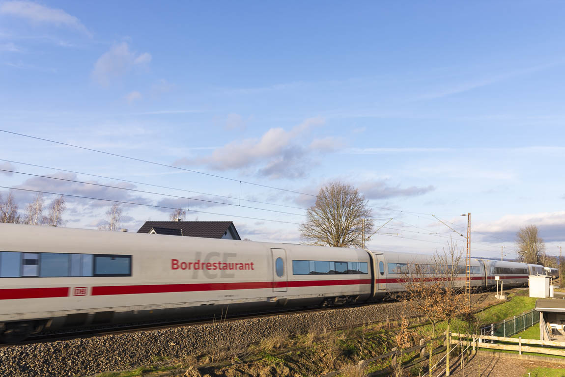 ICE am Bahnübergang Steinheim-Eichholz ICE am Bahnübergang Steinheim-Eichholz