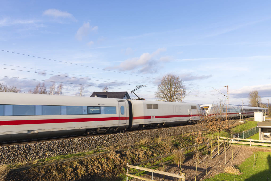 Doppel-ICE am Bahnübergang Steinheim-Eichholz Doppel-ICE am Bahnübergang Steinheim-Eichholz