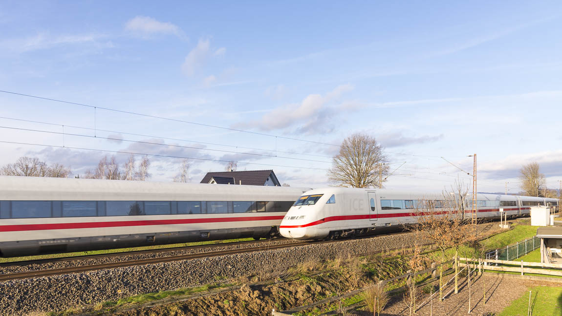 ICE-Begegnungsverkehr am Bahnübergang Steinheim-Eichholz ICE-Begegnungsverkehr am Bahnübergang Steinheim-Eichholz